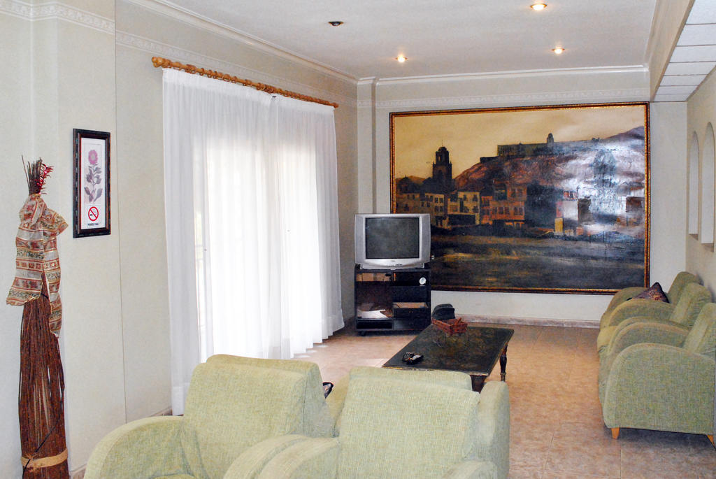 Hostal Rey Teodomiro โอริอุเอลา ภายนอก รูปภาพ